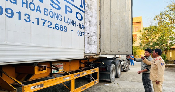 CSGT bất ngờ phát hiện "bí mật" về lô hàng 10 tấn trên xe đầu kéo