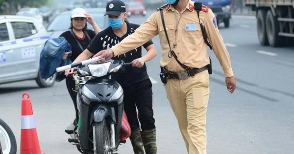 Chuyển hướng không bật xi nhan, người điều khiển xe máy có thể bị phạt đến 14 triệu đồng, trừ 10 điểm GPLX