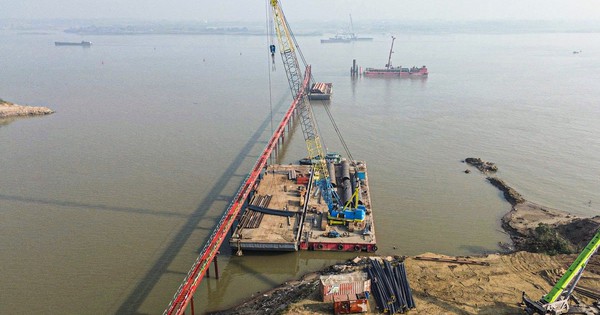 Cận cảnh công trường thi công cầu Thượng Cát hơn 7.300 tỷ đồng bắc qua sông Hồng