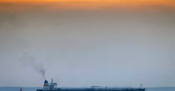 Giá giảm 15 tuần liên tiếp, dầu Nga lại nhận thêm tin dữ