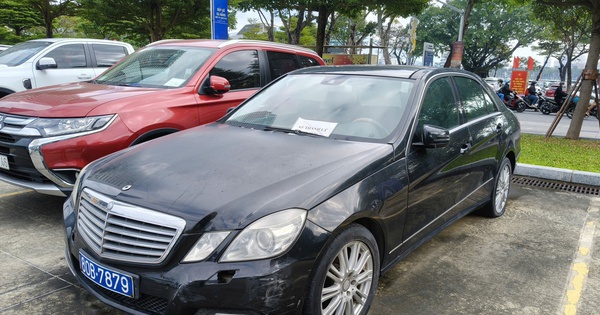 Cận cảnh xe công Mercedes-Benz E300 thanh lý ở Đà Nẵng, giá khởi điểm còn 282 triệu đồng