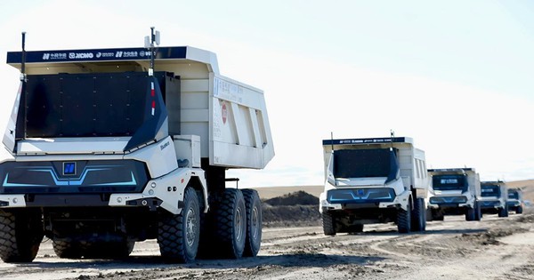 Phát hiện 100 xe tải Trung Quốc không người lái, hoạt động liên tục 24/7, bí mật khai thác kho báu lộ thiên lớn chưa từng có