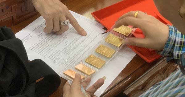 Giá vàng thế giới liên tục biến động, vì sao giá vàng trong nước vẫn "đi ngang"?