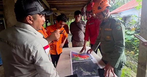 Indonesia nỗ lực tìm kiếm 11 người trên máy bay mất tích