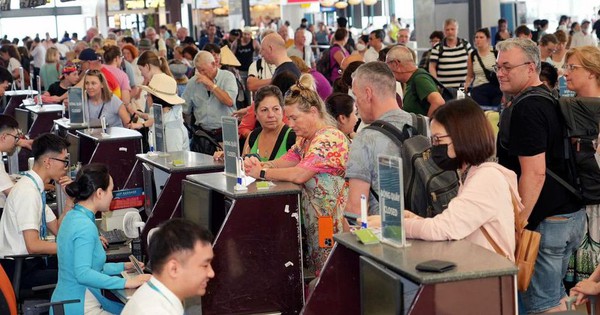 Nghịch lý vé Tết 2026: Hãng bay ồ ạt tăng tải, giá vé vẫn “đỉnh nóc kịch trần”