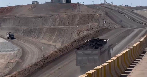 Phát hiện 91 xe tải Trung Quốc không người lái, âm thầm chở 100 tấn hàng, di chuyển sát nhau, hoạt động xuyên đêm không cần ánh sáng