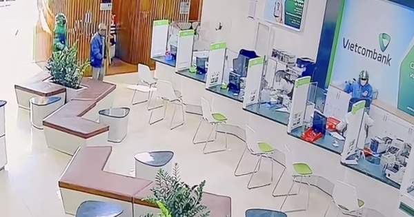 CLIP: Vừa xảy ra vụ cướp ngân hàng táo tợn tại Gia Lai