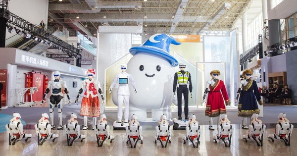 Hãng xe xây nhà máy ở Hưng Yên khoe robot hình người có thể nói được 10 thứ tiếng, di chuyển như người thật