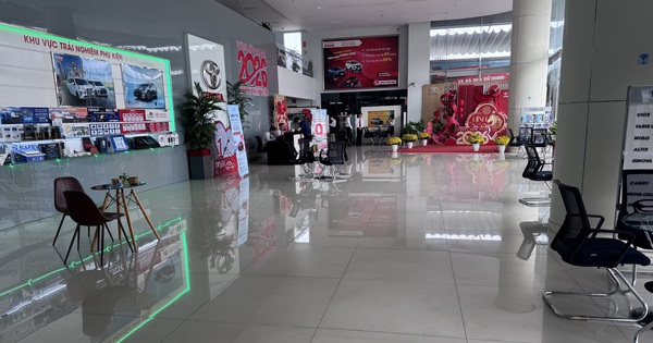 Nhiều đại lý Toyota, Mitsubishi thiếu ô tô bán dịp Tết, điều gì đang xảy ra?