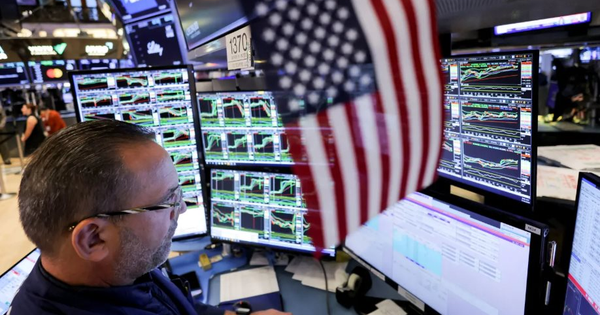 Nhà đầu tư toàn cầu đổ xô bán tháo tài sản Mỹ: Dow Jones lao dốc hơn 800 điểm, trái phiếu, USD đồng loạt giảm mạnh