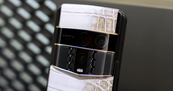 Vertu Agent Q da cá sấu bạch tạng giá hơn 1 tỷ đồng tại Việt Nam