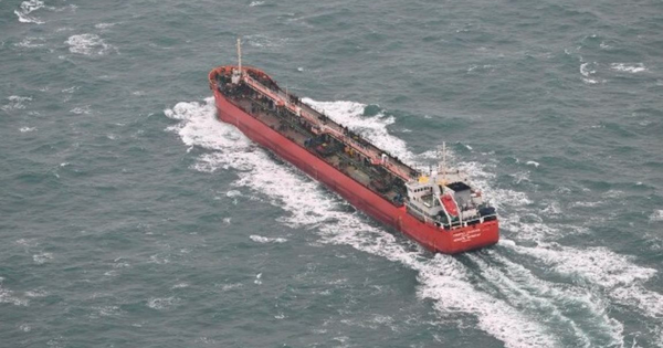 Tàu chở dầu Nga bất ngờ bị một quốc gia EU 'bám đuôi' giữa biển, dù đang được tàu chiến hộ tống