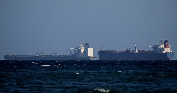 Biến mất sau khi bị Mỹ bắt giữ nửa tháng trước, 2 tàu chở dầu Venezuela bất ngờ tái xuất