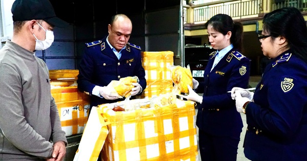 Kiểm tra một xe ô tô tải, phát hiện điều bất thường