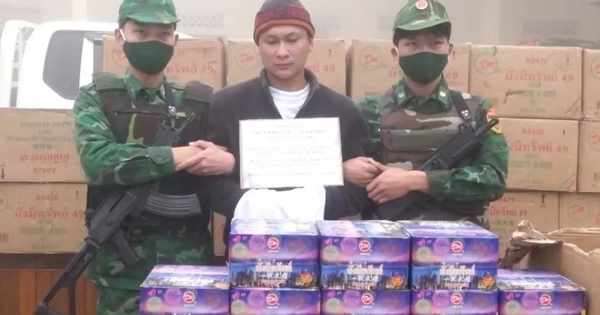 Người đàn ông chở 1 tấn pháo hoa đi tiêu thụ