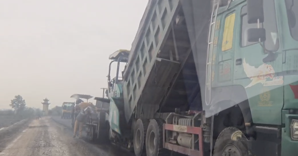 Thảm nhựa gặp trời mưa, nhà thầu ở Huế phải tăng thời hạn bảo hành