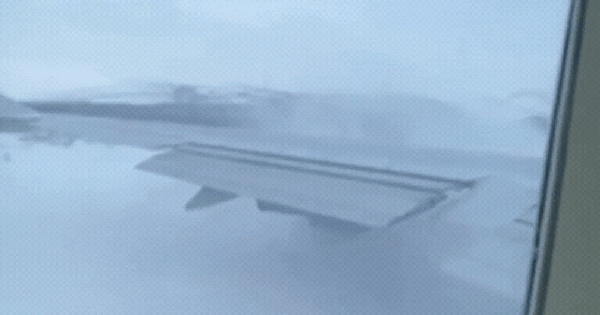 Cánh máy bay chở 388 người bốc cháy dữ dội khi hủy cất cánh vào phút chót