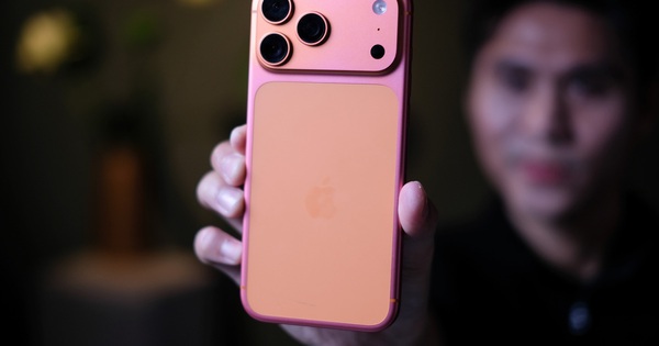 Tưởng chỉ là "đồn trên mạng", iPhone 17 Pro Max "đổi màu" từ Cam sang Hồng nay đã xuất hiện tại Việt Nam