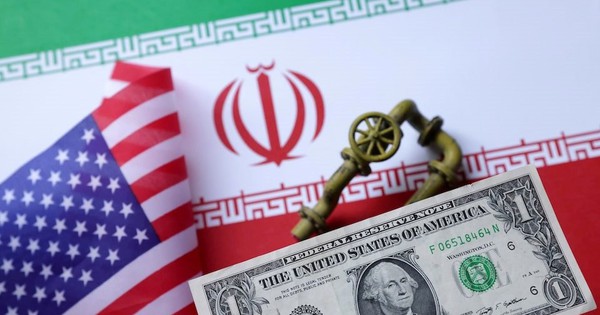 'Ngồi' trên 145 tỷ thùng dầu, nước láng giềng Iran bị Mỹ kiểm soát nguồn thu từ dầu mỏ suốt hơn 20 năm qua, trên 80 tỷ USD dự trữ quốc gia đang nằm tại Fed