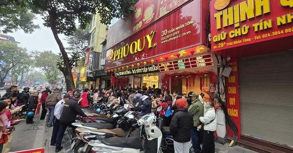 Giá bạc tăng lên 112 triệu đồng/kg, người dân đổ xô đi xếp hàng