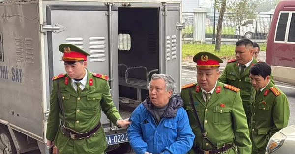 Cảnh sát dẫn giải dàn cựu lãnh đạo Tổng công ty Xi măng Việt Nam đến tòa