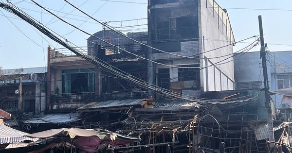 TPHCM: 84 cảnh sát tham gia chữa cháy vụ cháy 4 căn nhà ở phường Bình Đông