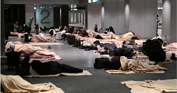 Cảnh tượng không tưởng ở sân bay Nhật Bản giữa đợt tuyết lớn kỷ lục