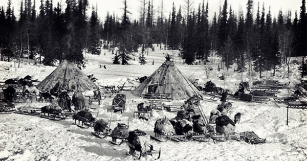 Năm 1930, toàn bộ dân của một ngôi làng đã mất tích bí ẩn, để lại quần áo và thức ăn đang nấu dở