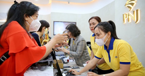 Vàng phá vỡ mốc 190 triệu: Huy Thanh, Bảo Tín Mạnh Hải đua bán vàng mini 0,05 - 0,1 chỉ, PNJ bán 0,39 - 0,79 chỉ, đúc Doraemon, Hello Kitty vào hộp mù