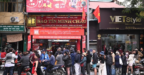 Cảnh tượng khó tin trên phố Trần Nhân Tông: Vì sao người dân Hà Nội kiên nhẫn xếp hàng dài suốt nhiều giờ đồng hồ?