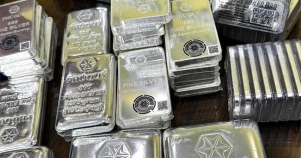 Chuyện gì đây: Quỹ bạc lớn nhất thế giới bán ra 500 tấn bạc trong 7 ngày