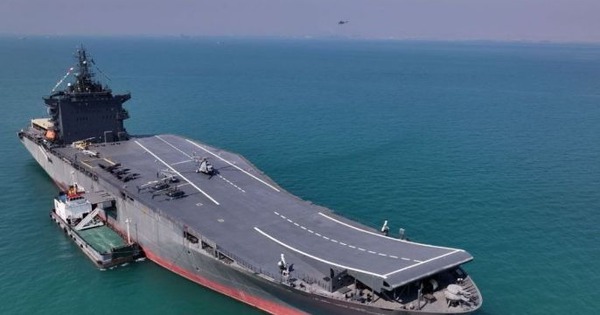 Iran tung tàu sân bay ra eo biển Hormuz, chuẩn bị đòn "chắc chắn đánh trúng"