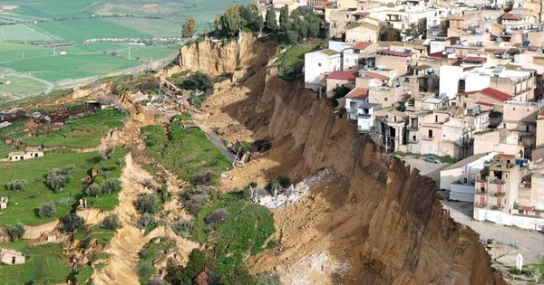 Hình ảnh gây sốc ở Ý: Hàng loạt nhà của lơ lửng trên vách đá, hơn 1.500 người dân được sơ tán sau mưa bão