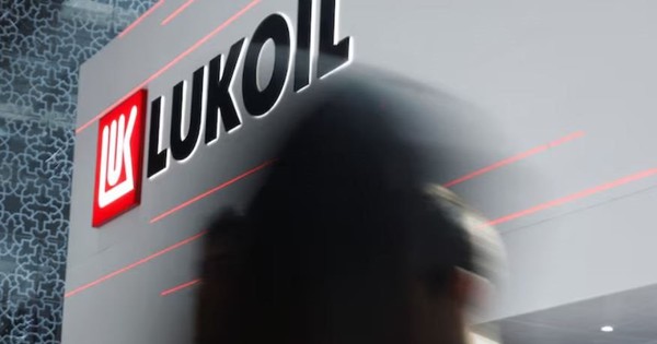 Dầu khí Nga lùi bước trước đòn trừng phạt: Lukoil bán tài sản toàn cầu cho nhà đầu tư Mỹ