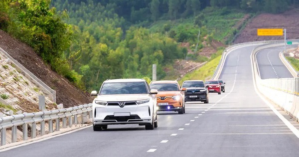 Cuộc đua giảm giá ôtô đầu năm 2026: Xe xăng 'cắt máu', xe điện miễn phí sạc