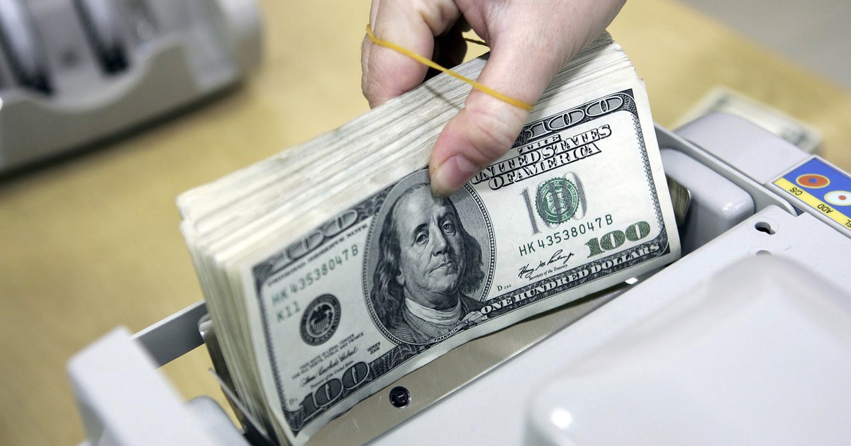 Giá USD hôm nay 13.1.2026: Ngân hàng đứng yên, đô tự do tuột dốc