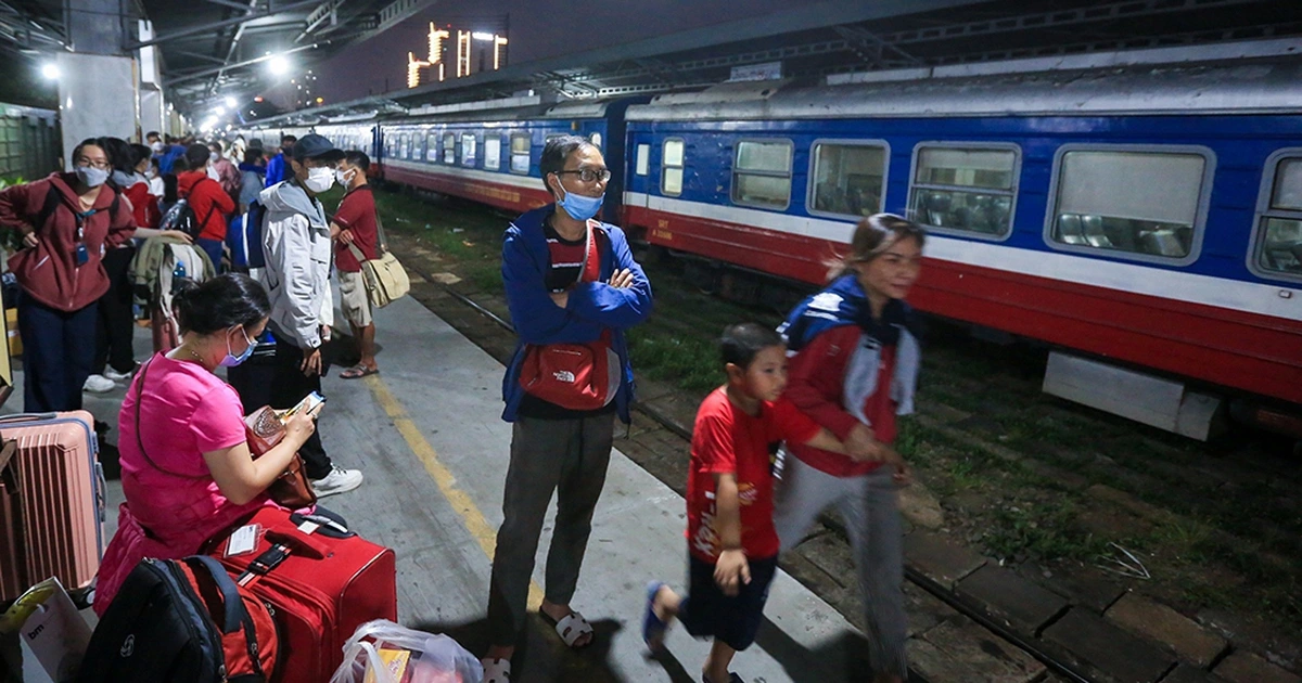 Vé tàu tết 'nóng hầm hập' không kém gì vé máy bay