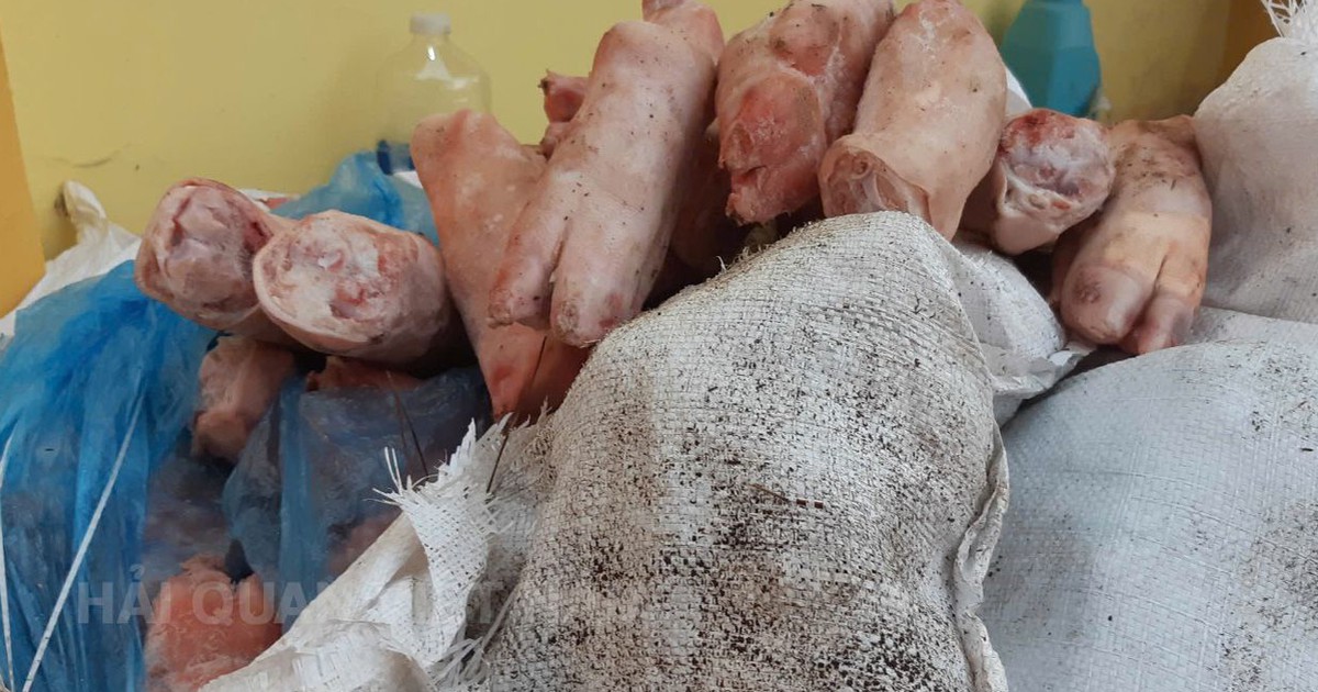 Hải quan chặn 1,5 tấn chân giò, xúc xích bẩn nhập lậu có dấu hiệu phân hủy