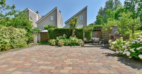 Lưu ý quan trọng khi chọn đá lát sân vườn biệt thự bền, đẹp