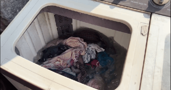 Một thành phố rơi vào khủng hoảng nước sạch chưa từng có: Nước vàng đục kèm mùi hôi nồng, hàng triệu người dân phải giặt quần áo trong cảnh tượng khó tin