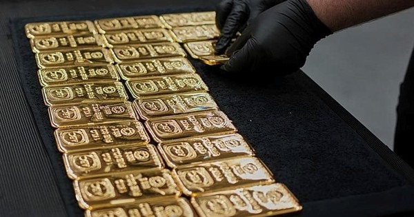 Không chỉ Việt Nam, dân nước láng giềng cũng vẫn xếp hàng mua vàng ngày giá lao dốc: Người đợi 6 tiếng mới đến lượt, người ra về tay không vì hết hàng