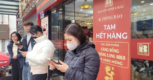 Cửa hàng ra thông báo hết hàng, cả trăm người vẫn ngồi đợi mua vàng, bạc