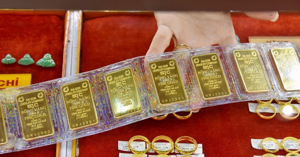 Chiều 4/2: Giá vàng thế giới tăng mạnh nhất 17 năm, vàng trong nước lên hơn 180 triệu đồng/lượng