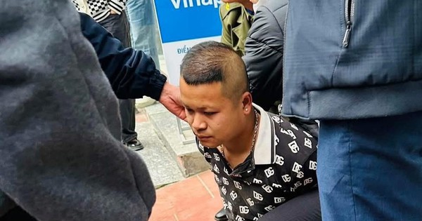 VIDEO: Khống chế nghi phạm xông vào cướp ngân hàng