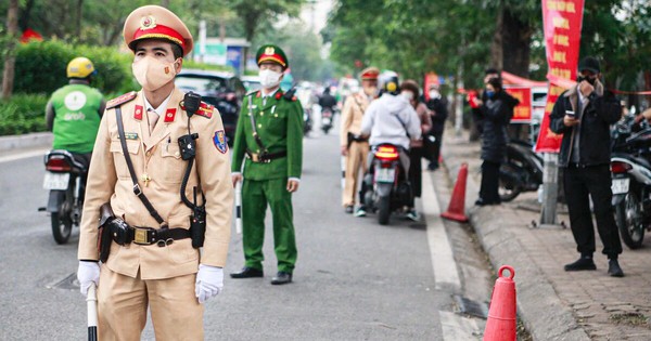 Uống rượu bia rồi dắt xe qua chốt kiểm soát của CSGT có bị phạt?