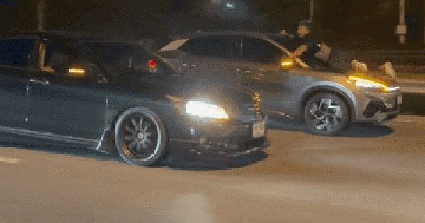 Chiếc ô tô di chuyển nhanh, người đàn ông bám trên nắp capo hét lớn, câu chuyện đằng sau gây tranh cãi