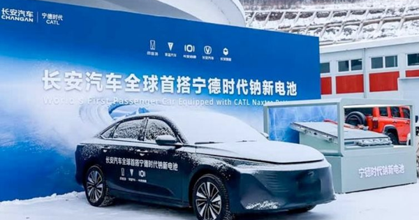 Hãng xe xây nhà máy ở Huế ra mắt xe điện dùng pin ion natri đầu tiên trên thế giới: Sạc 1 lần đi hơn 400km, hợp tác cùng ông trùm pin CATL