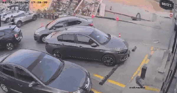 Kinh hoàng: Trạm xăng cùng nhiều người bị "hố tử thần" nuốt chửng trong tích tắc giữa ban ngày