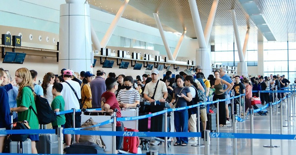 Sân bay Tân Sơn Nhất chính thức bước vào cao điểm Tết