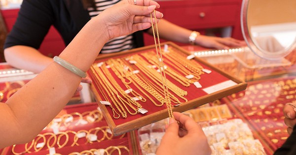 Vòng vàng của khách bị gãy lộ ra 2 viên bi thép, chủ tiệm tháo dỡ kiểm tra lại đổ ra thêm một vũng nước